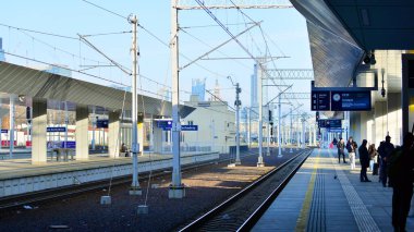 Varşova, Polonya. 28 Kasım 2025. Warszawa Zachodnia tren istasyonundaki platform görüntüsü.