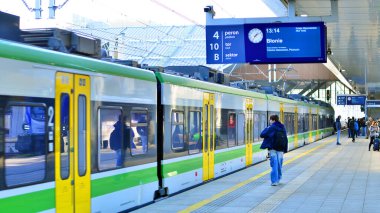 Varşova, Polonya. 28 Kasım 2025. Warszawa Zachodnia istasyonundaki platformda bulunan Koleje Mazowieckie tren istasyonu ve bir tren..