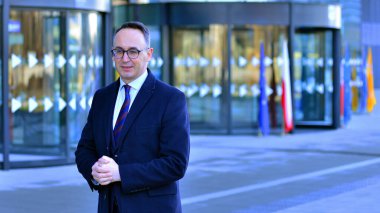 Varşova, Polonya. 28 Kasım 2025. Warszawa Zachodnia istasyon binasının önündeki Altyapı Bakanı Dariusz Klimczak.