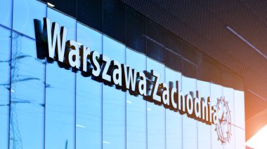 Varşova, Polonya. 28 Kasım 2025. Warszawa Zachodnia istasyonunun önündeki cam levhada neon var.
