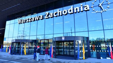 Varşova, Polonya. 28 Kasım 2025. Warszawa Zachodnia istasyonunun önündeki cam levhada neon var.