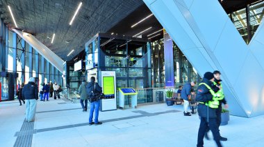 Varşova, Polonya. 28 Kasım 2025. Warszawa Zachodnia tren istasyonundaki platformlardan birine çıkan yürüyen merdivenin girişinin üstündeki ekran..