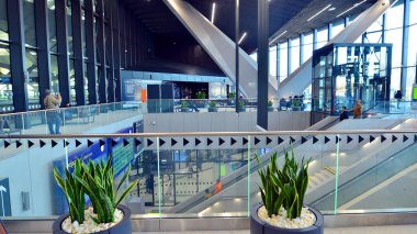 Varşova, Polonya. 28 Kasım 2025. Warszawa Zachodnia istasyonunun ana salonu. Merdivenler platforma çıkıyor..