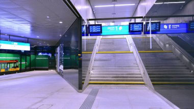 Varşova, Polonya. 28 Kasım 2025. Warszawa Zachodnia tren istasyonundaki platformlardan birine çıkan yürüyen merdivenin girişinin üstündeki ekran..