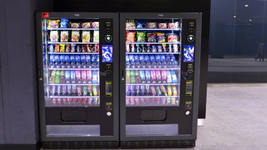 Varşova, Polonya. 28 Kasım 2025. Warszawa Zachodnia istasyonunun yiyecek ve içecek otomatları..