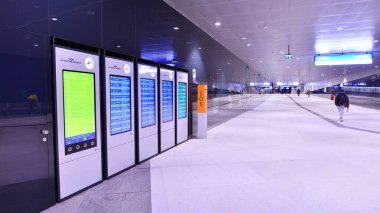 Varşova, Polonya. 28 Kasım 2025. Warszawa Zachodnia tren istasyonunda bulunan elektronik tren tarifesi..