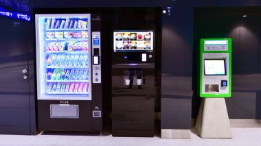 Varşova, Polonya. 28 Kasım 2025. Warszawa Zachodnia istasyonunun yiyecek ve içecek otomatları..