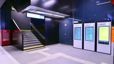 Varşova, Polonya. 28 Kasım 2025. Warszawa Zachodnia tren istasyonunda bulunan elektronik tren tarifesi..