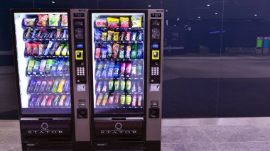 Varşova, Polonya. 28 Kasım 2025. Warszawa Zachodnia istasyonunun yiyecek ve içecek otomatları..