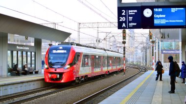 Varşova, Polonya. 28 Kasım 2025. Warszawa Zachodnia istasyonundaki platformda tren ve hızlı şehir trenleri..