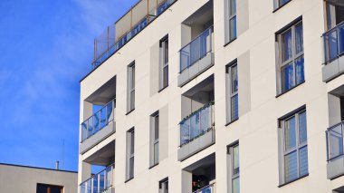 Şehir merkezindeki modern konut mimarisi. Modern apartman binasının mimari detayları. Modern Avrupa konut binası kompleksi.