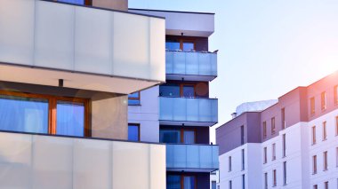 Şehir merkezindeki modern konut mimarisi. Modern apartman binasının mimari detayları. Modern Avrupa konut binası kompleksi.