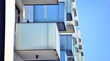 Şehir merkezindeki modern konut mimarisi. Modern apartman binasının mimari detayları. Modern Avrupa konut binası kompleksi.