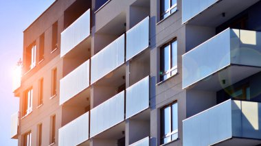 Şehir merkezindeki modern konut mimarisi. Modern apartman binasının mimari detayları. Modern Avrupa konut binası kompleksi.
