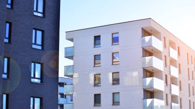 Şehir merkezindeki modern konut mimarisi. Modern apartman binasının mimari detayları. Modern Avrupa konut binası kompleksi.