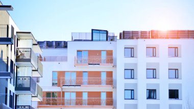 Şehir merkezindeki modern konut mimarisi. Modern apartman binasının mimari detayları. Modern Avrupa konut binası kompleksi.