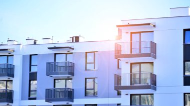 Şehir merkezindeki modern konut mimarisi. Modern apartman binasının mimari detayları. Modern Avrupa konut binası kompleksi.