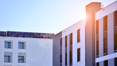 Şehir merkezindeki modern konut mimarisi. Modern apartman binasının mimari detayları. Modern Avrupa konut binası kompleksi.