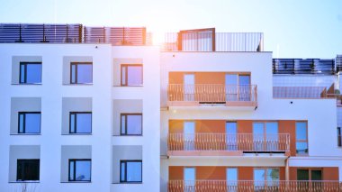 Şehir merkezindeki modern konut mimarisi. Modern apartman binasının mimari detayları. Modern Avrupa konut binası kompleksi.