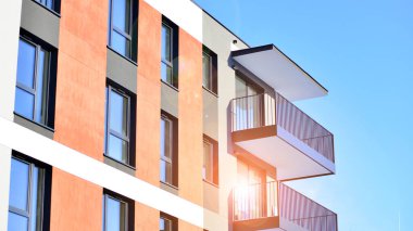 Şehir merkezindeki modern konut mimarisi. Modern apartman binasının mimari detayları. Modern Avrupa konut binası kompleksi.