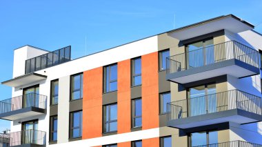 Şehir merkezindeki modern konut mimarisi. Modern apartman binasının mimari detayları. Modern Avrupa konut binası kompleksi.