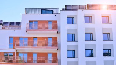 Şehir merkezindeki modern konut mimarisi. Modern apartman binasının mimari detayları. Modern Avrupa konut binası kompleksi.