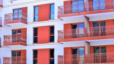 Şehir merkezindeki modern konut mimarisi. Modern apartman binasının mimari detayları. Modern Avrupa konut binası kompleksi.