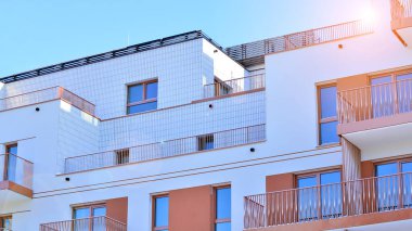 Şehir merkezindeki modern konut mimarisi. Modern apartman binasının mimari detayları. Modern Avrupa konut binası kompleksi.