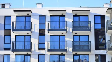 Şehir merkezindeki modern konut mimarisi. Modern apartman binasının mimari detayları. Modern Avrupa konut binası kompleksi.