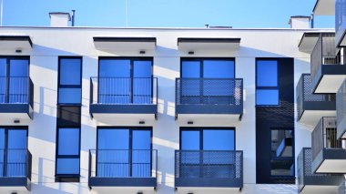 Şehir merkezindeki modern konut mimarisi. Modern apartman binasının mimari detayları. Modern Avrupa konut binası kompleksi.