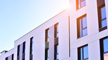 Şehir merkezindeki modern konut mimarisi. Modern apartman binasının mimari detayları. Modern Avrupa konut binası kompleksi.