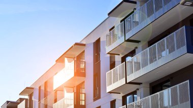 Şehir merkezindeki modern konut mimarisi. Modern apartman binasının mimari detayları. Modern Avrupa konut binası kompleksi.