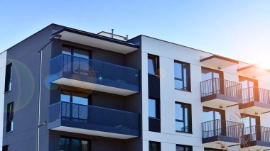 Şehir merkezindeki modern konut mimarisi. Modern apartman binasının mimari detayları. Modern Avrupa konut binası kompleksi.