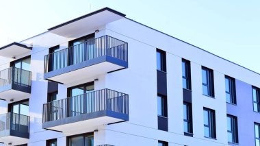 Şehir merkezindeki modern konut mimarisi. Modern apartman binasının mimari detayları. Modern Avrupa konut binası kompleksi.