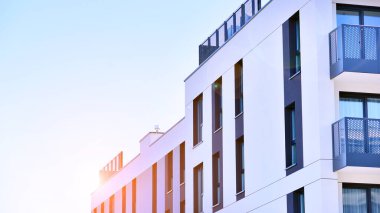 Şehir merkezindeki modern konut mimarisi. Modern apartman binasının mimari detayları. Modern Avrupa konut binası kompleksi.