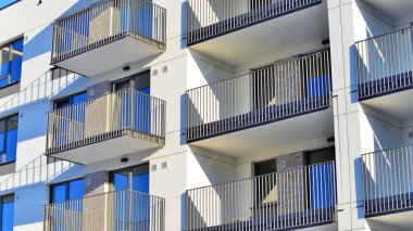 Konut alanındaki lüks apartman kompleksi. Şehir gayrimenkullerinin bir parçası, güneşli bir günde apartman mimarisi. Kimse yok..