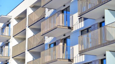 Konut alanındaki lüks apartman kompleksi. Şehir gayrimenkullerinin bir parçası, güneşli bir günde apartman mimarisi. Kimse yok..