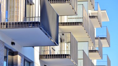 Konut alanındaki lüks apartman kompleksi. Şehir gayrimenkullerinin bir parçası, güneşli bir günde apartman mimarisi. Kimse yok..