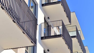 Konut alanındaki lüks apartman kompleksi. Şehir gayrimenkullerinin bir parçası, güneşli bir günde apartman mimarisi. Kimse yok..