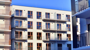 Konut alanındaki lüks apartman kompleksi. Şehir gayrimenkullerinin bir parçası, güneşli bir günde apartman mimarisi. Kimse yok..