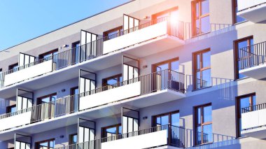 Konut alanındaki lüks apartman kompleksi. Şehir gayrimenkullerinin bir parçası, güneşli bir günde apartman mimarisi. Kimse yok..