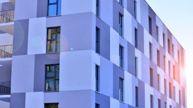 Konut alanındaki lüks apartman kompleksi. Şehir gayrimenkullerinin bir parçası, güneşli bir günde apartman mimarisi. Kimse yok..