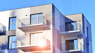 Konut alanındaki lüks apartman kompleksi. Şehir gayrimenkullerinin bir parçası, güneşli bir günde apartman mimarisi. Kimse yok..