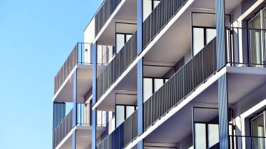 Konut alanındaki lüks apartman kompleksi. Şehir gayrimenkullerinin bir parçası, güneşli bir günde apartman mimarisi. Kimse yok..