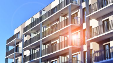 Konut alanındaki lüks apartman kompleksi. Şehir gayrimenkullerinin bir parçası, güneşli bir günde apartman mimarisi. Kimse yok..