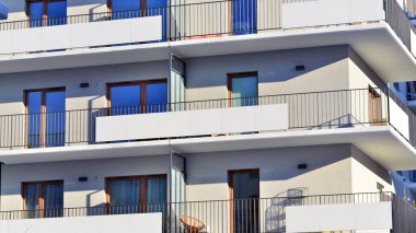 Konut alanındaki lüks apartman kompleksi. Şehir gayrimenkullerinin bir parçası, güneşli bir günde apartman mimarisi. Kimse yok..