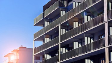 Konut alanındaki lüks apartman kompleksi. Şehir gayrimenkullerinin bir parçası, güneşli bir günde apartman mimarisi. Kimse yok..