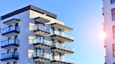 Konut alanındaki lüks apartman kompleksi. Şehir gayrimenkullerinin bir parçası, güneşli bir günde apartman mimarisi. Kimse yok..