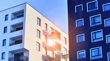 Konut alanındaki lüks apartman kompleksi. Şehir gayrimenkullerinin bir parçası, güneşli bir günde apartman mimarisi. Kimse yok..