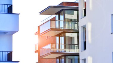 Konut alanındaki lüks apartman kompleksi. Şehir gayrimenkullerinin bir parçası, güneşli bir günde apartman mimarisi. Kimse yok..